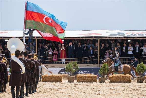 <p>Ziyarette, Cumhurbaşkanı Erdoğan'ın eşi Emine Erdoğan, Tarım ve Orman Bakanı İbrahim Yumaklı, Ticaret Bakanı Ömer Bolat, İstanbul Valisi Davut Gül ile Dünya Etnospor Birliği Başkanı Bilal Erdoğan da yer aldı.</p>