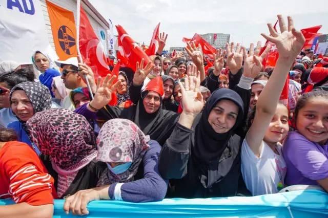 <p>Ekonominin hâlen çözülmesi gereken bir sorun olduğunu vurgulayan Selvi, ancak AK Parti için ibrenin yukarı döndüğünü belirtti.</p>