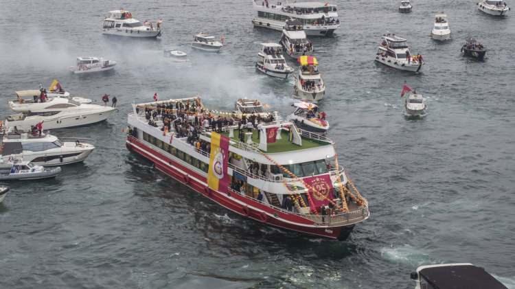 <p>Denizde onlarca teknenin eşlik ettiği Galatasaray Futbol Takımı, denizden kupayı kaldıracağı Yenikapı'ya geçti.</p>