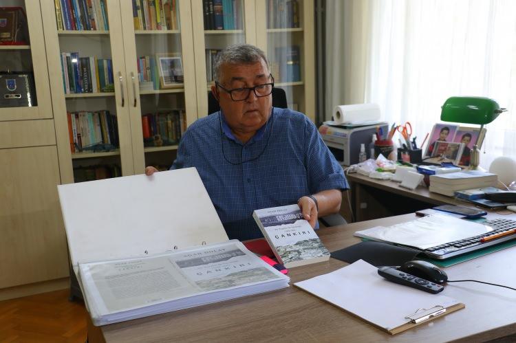 <p>38. Alay’ın Samsun’da lağvedildiğini dile getiren Dolay, <strong>"Lağvedilen alay, eğitim birliğine dönüşmüş sanırım. İhtiyaç kalmamış. Kapatılan birliklerin sancakları yönetmelik gereği askeri müzeye gönderilir. <span style="color:#A52A2A">Askeri müzeye gidip ‘38. Alay’ın sancağını arıyorum’ dedim.</span> Onlar da ‘Evet burada. Hem Osmanlı hem Cumhuriyet sancağı var’ dediler. Görüp göremeyeceğimi sorduğumda ise bana sancağın fotoğraflarını verdiler. Osmanlı sancağının altında Çanakkale Muzafferiyet Kuşağı vardı. Onun da fotoğrafını çekip verdiler. Sancaklar ve kuşak halen askeri müzede ısı ve nem kontrollü bir ortamda saklanıyor."</strong> açıklamasında bulundu.</p>