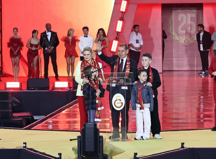 <p>Başkan Dursun Özbek, Yenikapı Miting Alanındaki kutlamalar için sahneye ailesiyle çıktı.</p>