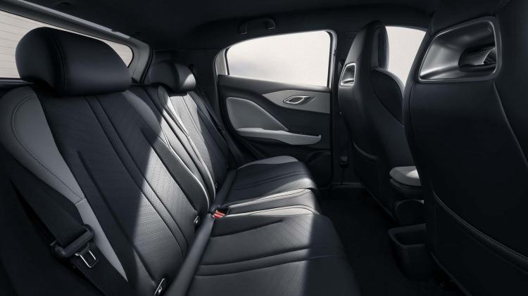 <p>BYD'nin Dolphin Surf modeli, Çin'de 10.000 dolardan daha ucuza ve Dolphin Mini adıyla Meksika'da yaklaşık 20.000 dolara sattığı Seagull hatchback modelinin modifiye edilmiş ve biraz daha uzun bir versiyonu olarak öne çıkıyor.</p>
