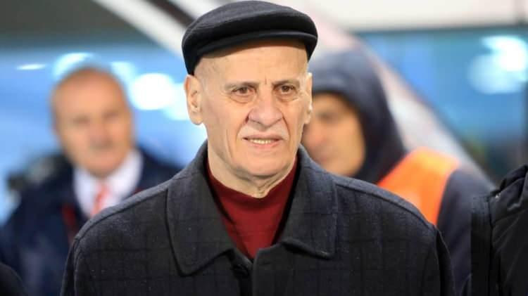 <p>Ahmet Suat Özyazıcı<br />
<br />
Toplam Kupa: 12</p>
