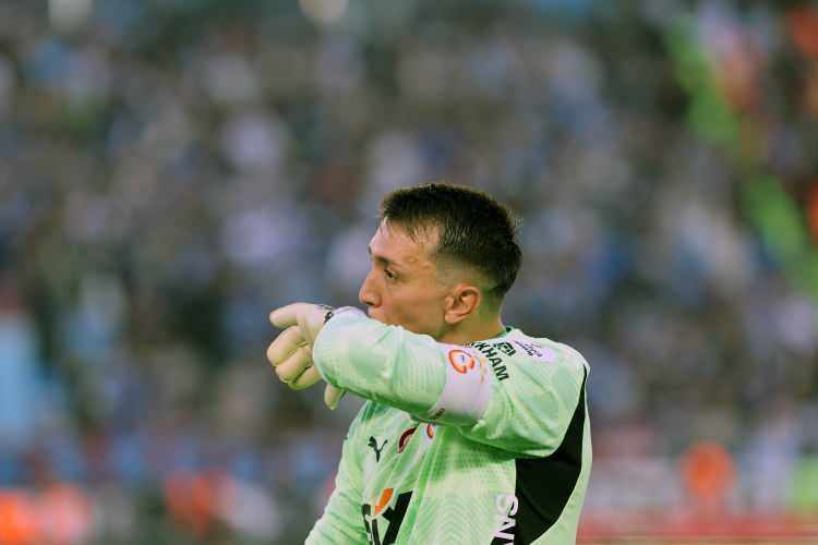 <p>Galatasaray ile bağlarını koparmayacak ve Sarı-kırmızılı kulübe genç futbolcular önerecek.</p>