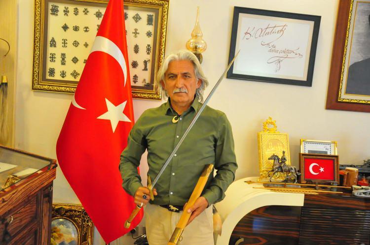 <p>BAKANLIKTAN BELGE ALDI</p>

<p>Okçuların başparmağını korumak için kullandığı zihgir yapımını da öğrenmeye başlayan Genel, kendi zihgirini kendisi yaparak bu sayede el sanatlarına olan ilgisini de keşfetti. Manda boynuzundan yapılan zihgir üretimini sanat haline dönüştüren kaymakam Genel, bu alanda Kültür ve Turizm Bakanlığı'ndan 2016 yılında ustalık belgesi aldı. </p>
