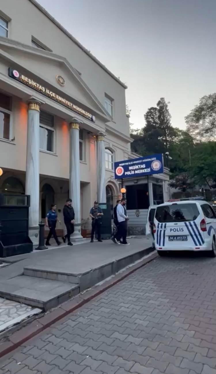 <p>Genç grupların arasında çıkan kavgada kaldırım taşlarının fırlatılmasınına ardından silahlar konuştu. Umut E.'nin silahıyla karşılık vermesiyle Efe Ş. (22), Yunus Emre D. (23), Melül E. (23), Muhammed Enes K. (26), Yusuf G. (23), Selim Y. (23) ve Mahmud N. (20) bacağından yaralandı.</p>
