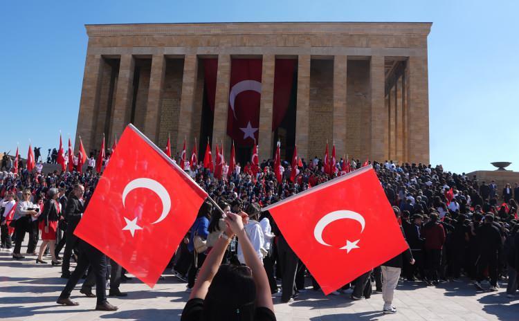 <p>Anıtkabir ve çevresi adeta Türk bayrakları ile doldu. </p>