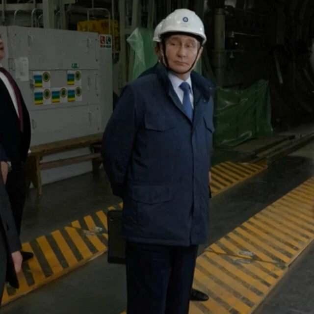<p><span style="color:#A52A2A"><strong>"BARIŞ BİZİM ŞARTLARIMIZLA OLACAK"</strong></span><br />
<br />
Putin, ABD'nin Ukrayna'ya silah ve askeri danışman göndermeye devam ettiğini belirterek, Washington'dan daha somut adımlar beklediklerini söyledi. Rusya'nın barış için önceki şartlarını koruduğunu vurgulayan Putin, "Barış er ya da geç gelecek, ancak bizim koşullarımızla" ifadelerini kullandı.</p>

<p> </p>
