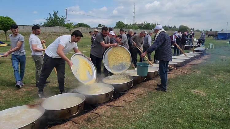 <p><span style="color:#B22222"><strong>47 KÜÇÜKBAŞ VE 2 BÜYÜKBAŞ KESİLDİ</strong></span></p>
<p>Bursa'nın Mustafakemalpaşa ilçe merkezine 10 kilometre uzaklıktaki Yamanlı mahallesi, 80 yıllık bir geleneği bu yıl da coşkuyla yaşattı. Mahalle halkının imece usulüyle düzenlediği keşkek etkinliği, bu yıl rekor katılımla gerçekleşti. 47 küçükbaş ve 2 büyükbaş hayvanın etleri saatlerce pişirilip keşkek haline getirildi.</p>
<p> </p>