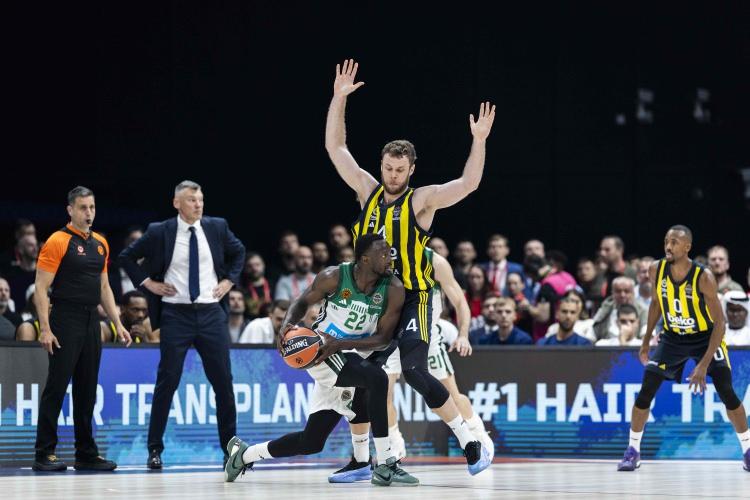 <p>Efsyn, EuroLeauge'de geçen sezonun şampiyonu olan Panathinaikos için "Tacını teslim etti" başlığını atarken, "Yeşiller, geçen yılki şampiyonluğunu koruyamadı ve Türk ekibine 82-76 yenilerek tacını kaybetti." yorumunu yaptı.</p>