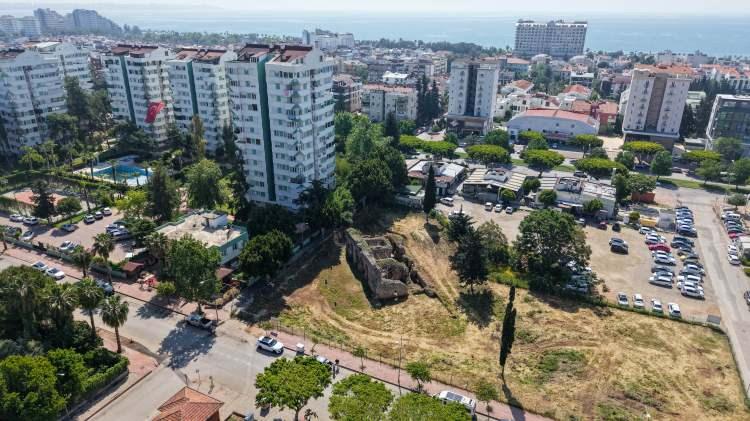 <p><span style="color:#B22222"><strong>ÇEVRESİ OTOPARK OLDU</strong></span></p>

<p>Yol üzerindeki bir yönlendirme tabelasıyla yeri gösterilen yapının etrafı ise zaman zaman Konyaaltı Belediyesi tarafından temizleniyor. Tarihi yapının etrafını çevreleyen tellerin ardı ise çevredeki iş yerleri ve restoranlar tarafından otopark olarak kullanılıyor.</p>

