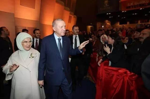 <p><span style="color:#B22222"><strong>CUMHURBAŞKANI ERDOĞAN BOŞANMALARA KARŞI UYARMIŞTI</strong></span></p>
<p> </p>
<p>Kadınların aile yapısındaki önemine değinen Erdoğan, <strong>"Bizim kültürümüzde kadın, ailenin temel taşıdır. Erkek ve kadın arasındaki çizgiyi ortadan kaldırmak bizi çağdaş yapmaz. Evlilik oranlarının düşmesi ve boşanmaların artması ciddi bir sorun teşkil ediyor. Nüfus projeksiyonlarına göre, 2035'ten itibaren nüfusumuz azalmaya başlayacak." </strong>uyarısında bulundu.</p>
<p> </p>
<p><strong>Aile Yılı İlan edildi!</strong></p>
<p> </p>
<p>2025 yılı Cumhurbaşkanı Recep Tayyip Erdoğan'ın tensipleri ile “Aile Yılı” ilan edilmiştir. 2025 yılında, ailenin korunması ve güçlendirilmesine yönelik çeşitli etkinlikler ve projeler hayata geçirilecektir.</p>