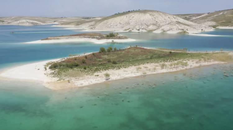 <p>Samsat ilçesinde Atatürk Baraj Göleti'nde bulunan ve halk arasında "Martı Adası" olarak bilinen adacık, bahar aylarında yüzlerce martıya yuva oluyor.</p>
<p> </p>