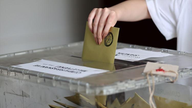 <p><strong>“İYİ Parti anlamını yitirdi,”</strong> diyen Selvi, saha çalışmalarında bu partinin oy oranının ölçülemediğini yazdı. </p>
