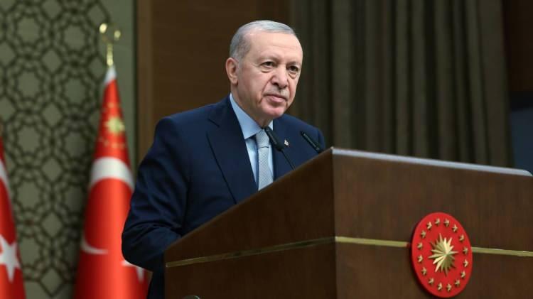 <p><span style="color:#B22222"><strong>CUMHURBAŞKANI ERDOĞAN "BU BİR FELAKET" DEMİŞTİ!</strong></span></p>
<p> </p>
<p>Dün Uluslararası Aile Forumu'nda hitap eden Cumhurbaşkanı Recep Tayyip Erdoğan,<strong> "Türkiye'nin doğurganlık hızı, tarihimizde ilk kez 1,48'e gerilemiş durumda. Bu bir felaket. Bu rakam, kritik eşik olan 2,1'in çok altında bir seviyedir" ifadelerini kullanmıştı.</strong></p>
<p> </p>
<p><strong>Erdoğan, "Geçtiğimiz aylarda TÜİK'in açıkladığı veriler, ülkemizin karşı karşıya olduğu tehditleri açıkça ortaya koyuyor. Türkiye'nin doğurganlık hızı, tarihimizde ilk kez 1,48'e gerilemiş durumda. Bu bir felaket. Bu rakam, kritik eşik olan 2,1'in çok altında bir seviyedir. İster iktidar, ister muhalefet olsun, hiç kimse buna kayıtsız kalamaz."</strong> demişti.</p>