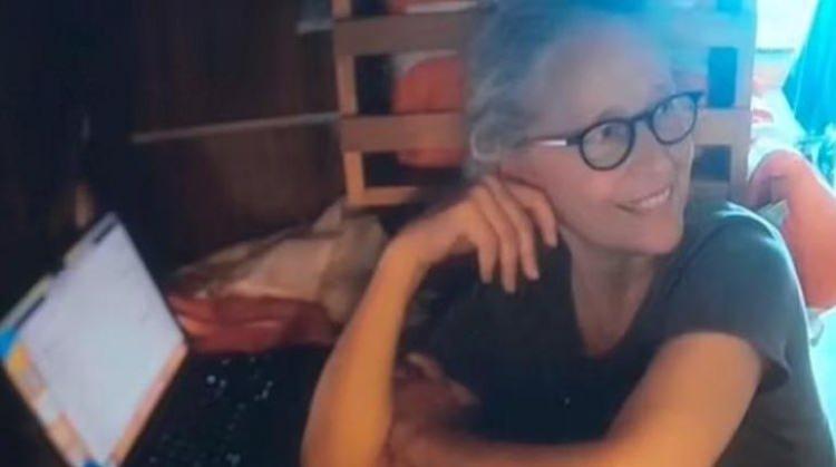 <p>ABD Sahil Güvenlik tarafından yayımlanan yeni görüntülerde, Stockton Rush'ın eşi Wendy Rush'ın, Titanic'in enkazına iniş sırasında mahsur kalan mürettebatla iletişime geçmeye çalıştığı görülüyor.</p>
<p> </p>