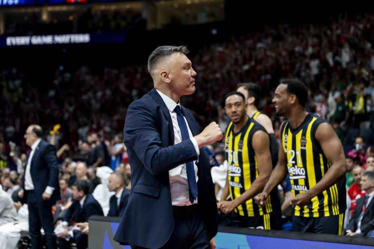 <p>Haber portalı in.gr, "McCollum'un klası 'yeşilleri' eledi" başlığıyla verdiği haberde Fenerbahçe'nin tecrübeli gardı Errick McCollum'un kritik anlarda sahneye çıkmasına vurgu yaptı ve "Panathinaikos koşullara göre yetersiz kaldı, Fenerbahçe sahada tam anlamıyla üstündü ve Sarunas Jasikevicius'un takımı 82-76 galip gelerek Abu Dabi'de düzenlenecek Euroleague Final'ine katılmaya hak kazandı." ifadelerine yer verdi.</p>