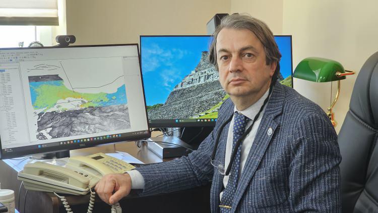 <p>Prof. Dr. Şenol Hakan Kurtoğlu, geliştirdikleri Deprembis uygulamasına, olası bir depremin hangi bölgelerde nasıl hissedileceğini harita üzerinde görselleştiren yeni bir modül geliştirdi.</p>
<p> </p>