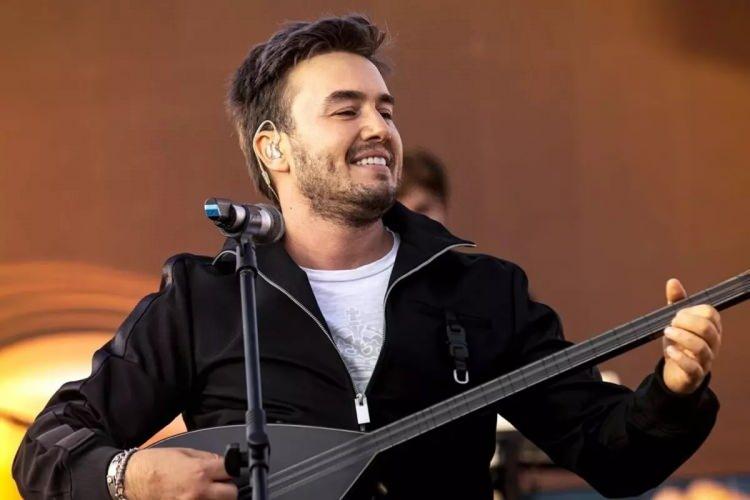 <p>Bir dönemin müzik listelerini altüst eden, dev salonlarda konserler veren ve biletleri günler öncesinden tükenen Mustafa Ceceli, uzun bir aranın ardından bu kez Erzurum'da bir mobilya mağazası açılışında sahne aldı.</p>