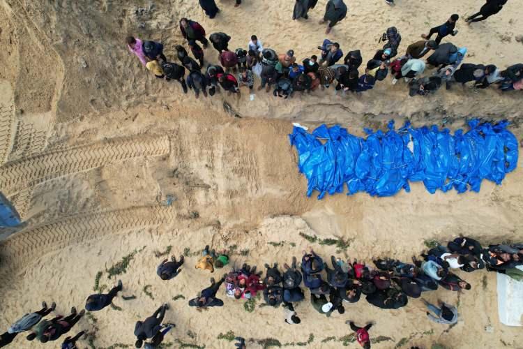 <p>İsrail hükümeti, kıtlığı önlemek için Gazze'ye temel gıda girişine izin vereceğini duyurdu. İsrail hükümetinin bu adımına aşırı sağcılardan itiraz gelirken pazartesi Gazze'ye sadece 5 tır temel gıda maddesi ulaştı.</p>