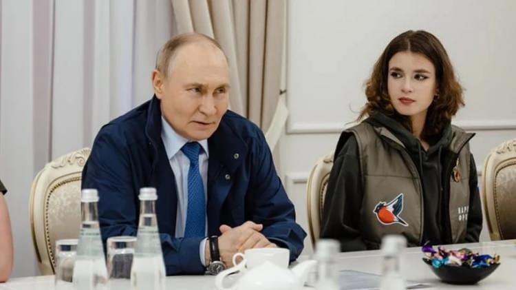 <p><span style="color:#A52A2A"><strong>"SUMY'E DOĞRU İLERLEME İHTİMALİ VAR"</strong></span><br />
<br />
Putin, ziyaretinde Ukrayna'nın Sumy bölgesine doğru askeri harekat olasılığını ima etti:<br />
"Lugansk'tan Bahmut'a 6 ayda ilerledik, az kayıpla. Sumy ve Harkov'daki operasyonlar, Ukrayna'nın Rus topraklarını vurması durana kadar sürecek."</p>
<p> </p>