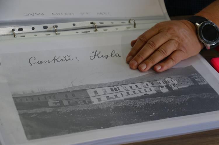 <p>Dolay, Çankırı’da o dönem İngiliz ve Anzak askerlerinin esir tutulduğu kampın fotoğrafının da sadece kendinde olduğu söyledi. </p>