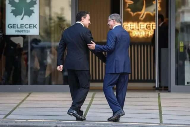 <p>Selvi, DEVA, Gelecek ve Demokrat Parti için de, <strong>“tabela partisi” </strong>benzetmesini yaptı.</p>