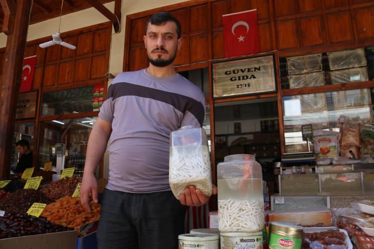 <p>Kenger sakızının diğer sakızlara göre doğal ve faydalı olduğunu ifade eden Sivas'ta Aktarlık yapan Muhammet Emin Gülle, <strong>"Kenger bitkisi diğer bir ismiyle ışkın otu diye de adlandırılıyor. Kenger sakızı bu bitkinin kesildiğinde akan süt kıvamındaki özünden elde ediliyor. Bu öz biriktiriliyor ve bir gün sonra bu öz yuvarlanıp sakız kıvamına getirilerek bu halini alıyor." </strong>şeklinde konuştu. </p>
<p> </p>
<p> </p>