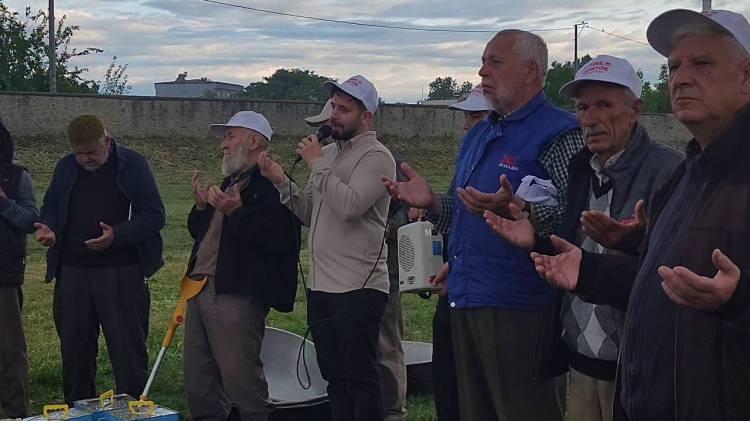 <p>Etkinliğe katılanlar için iki kazan ciğer pişirilerek güne başlandı. Çalışmalara katılan köylüler, ciğer sofrasında bir araya gelerek kaynaştı ve ardından hazırlıklara kaldıkları yerden devam etti.</p>
<p> </p>