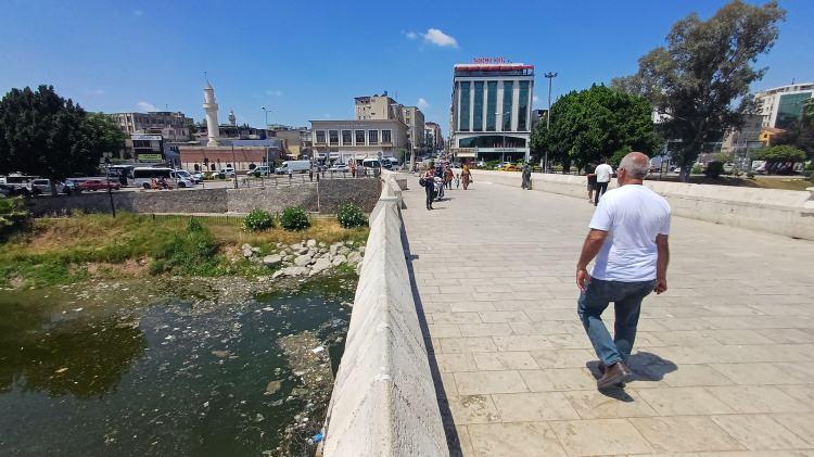 <p>Merkez Seyhan ilçesinde bulunan, kentin simgelerinden olan ve tarihi Taşköprü'nün altından geçen Seyhan Nehri'nde belediyenin gerekli bakımları zamanında yapmamasından dolayı çevre kirliliğine neden olduğu ileri sürüldü. </p>