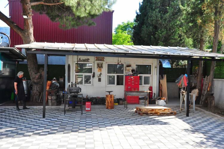 <p>Bürokratlığının yanı sıra dörtnala koşturduğu at üzerinde ok atmasıyla dikkati çeken Kaymakam Genel, evinin bahçesinde kurduğu atölyesinde yaptığı el emeği eserleri, makam odasında sergiliyor.</p>