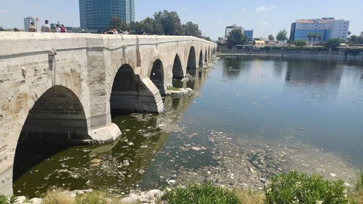<p>Adana'daki Seyhan Nehri'nde artan kirlilik, kente gelen misafirleri bile şaşırttı. Vatandaşlardan biri "İzmir Körfezinden bile daha kötü durumda" dedi.</p>
<p> </p>