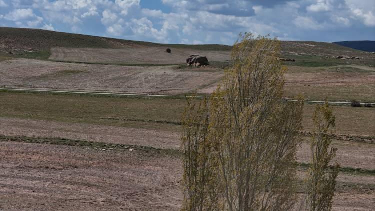 <p>Altınyayla ilçesinde bulunan kayalar, görünümüyle dikkat çekiyor.</p>