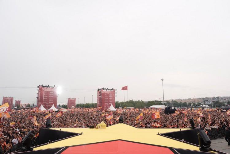 <p>Galatasaray'ın Türkiye'nin umudu olduğunu vurgulayan Özbek, "Bugün sadece bir şampiyonluğu kutlamıyoruz. Bugün iyi insanların, karşısına çıkan tüm kötülüklere karşı zaferini kutluyoruz. İnananların, doğrudan hiç sapmayanların başarısını kutluyoruz. Karşısına hangi engel çıkarsa çıksın, vazgeçmeyenlerin iradesini kutluyoruz." dedi.</p>