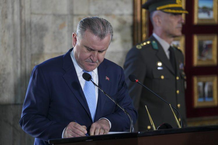<p>Bakan Bak, Anıtkabir Özel Defteri'ni imzaladı.</p>
<p>Bakan Bak, "Türkiye'nin gücü gençliğidir. Bu güç Türkiye Yüzyılı vizyonunun taşıyıcısıdır. Emanetiniz emin ellerdedir. Ruhunuz şad olsun." ifadelerini kullandı.</p>