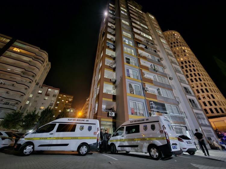 <p>Çevredekilerin ihbarı üzerine adrese polis ve sağlık ekipleri sevk edildi. </p>