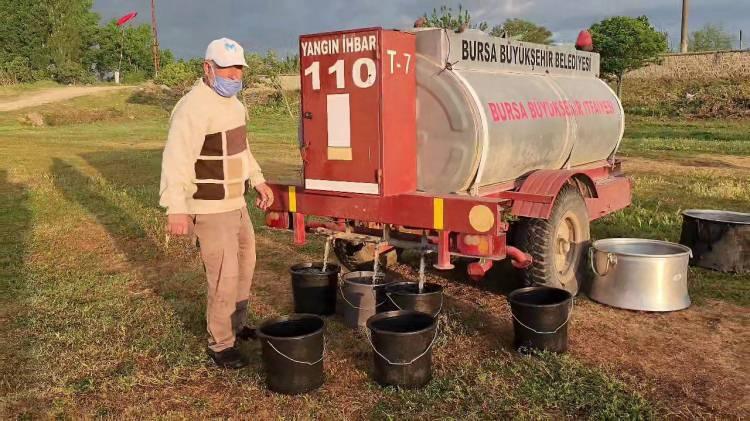 <p>Keşkek kazanlarında kullanılmak üzere yaklaşık bir buçuk ton bulgur ve pirinç hazırlandı. Sabahın ilk ışıklarıyla birlikte mesire alanına gelen köylüler, açılan kuyularda yakılan ateşlerin üzerine kazanları yerleştirdi. Kazanlarda önce etler pişirilirken, ardından bulgur ve pirinç eklendi. Beş saatlik yoğun bir hazırlık sürecinin sonunda, keşkekler on binden fazla misafire ikram edildi.</p>

<p> </p>
