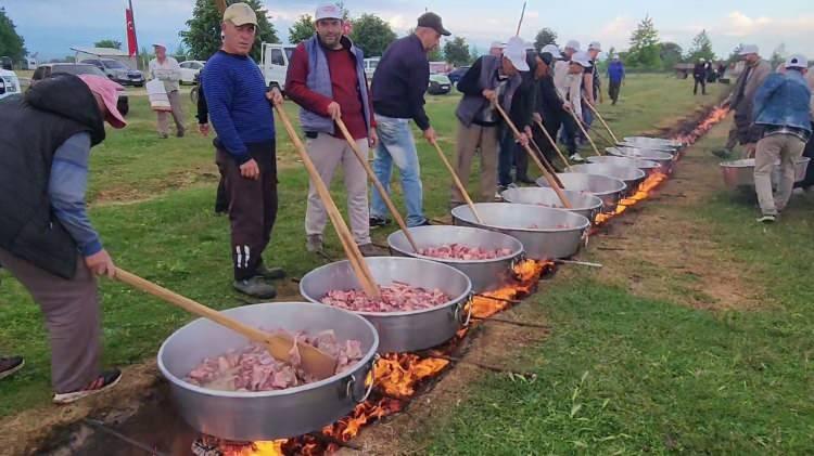 <p>Bursa’da 80 yıldır sürdürdükleri geleneği bu yıl da yapan Yamanlı mahallesi sakinleri, 2 büyükbaş ve 47 küçükbaş kesti.</p>
<p> </p>