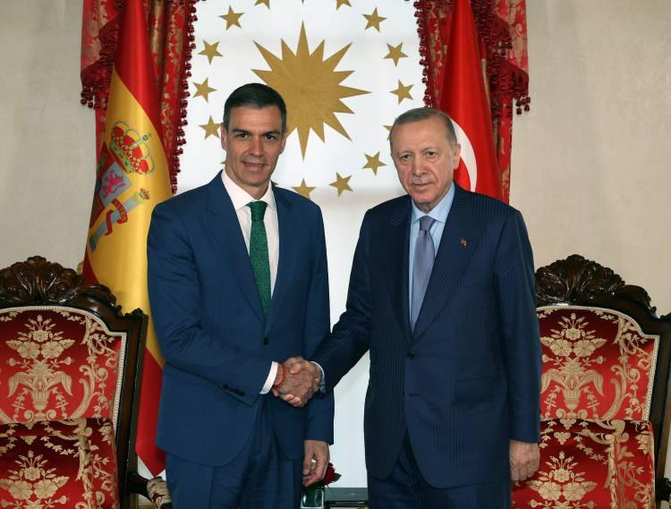 <p><span style="color:rgb(33, 37, 41)">Görüşmeye, Dışişleri Bakanı Hakan Fidan, Cumhurbaşkanlığı İletişim Başkanı Fahrettin Altun, Cumhurbaşkanı Dış Politika ve Güvenlik Başdanışmanı Akif Çağatay Kılıç da katıldı" ifadeleri kullanıldı.</span></p>