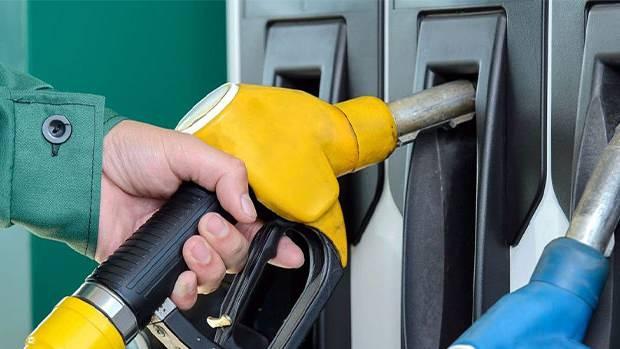 <p>Ardından motorinin litre fiyatı da 1 lira 82 kuruş arttı. Yeni fiyatlar, gece yarısından itibaren pompa fiyatlarına yansıdı.</p>
<p> </p>