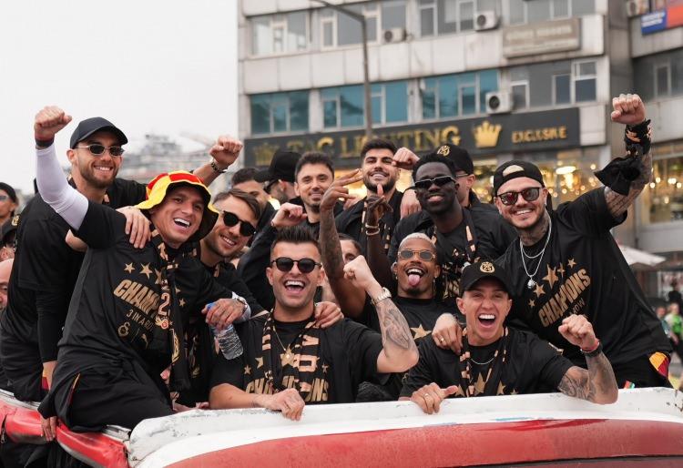 <p>Kutlamaların ana gününde Galatasaray Futbol Takımı, Galatasaray Lisesi'nde bir araya geldi. Teknik heyet ve futbolcular, liseden çıkarak taraftarların arasında kendilerini bekleyen üstü açık otobüse geçti.</p>