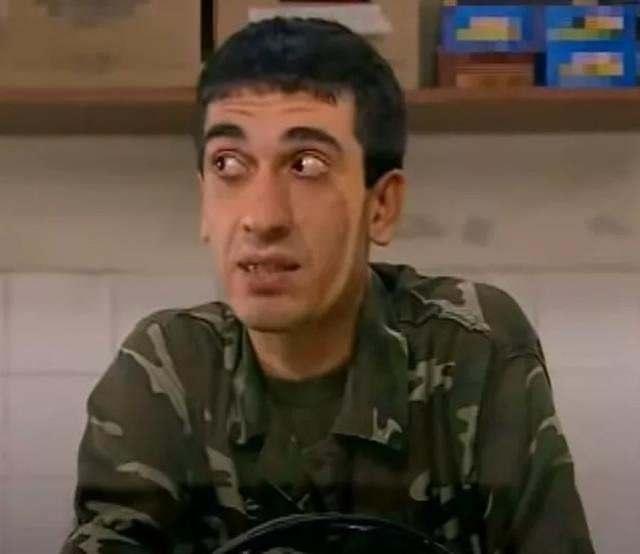 <p><span style="color:#000000"><strong>Bir dönemin en sevilen dizilerinden 'Emret Komutanım'da oynadığı "Naci Tosun" karakteriyle hafızalarda yer edinen Mehmet Kurt, Kemal Sunal'a benzerliğiyle sık sık gündeme geliyordu.</strong></span></p>