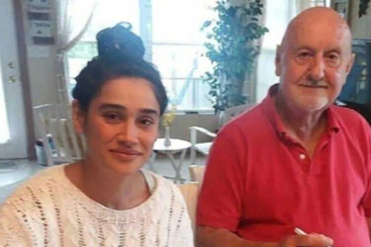 <p><span style="color:#B22222"><strong>EŞİYLE ARASINDAKİ YAŞ FARKI GÜNDEM OLDU</strong></span></p>
<p>Miraloğlu'nun kendisinden 40 yaş büyük 78 yaşındaki Amerikalı bir iş adamıyla evlendiği öne sürüldü. </p>