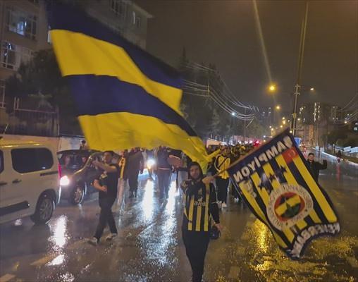 <p>Fenerbahçeli taraftarlar gelen şampiyonluğu kutladı.</p>