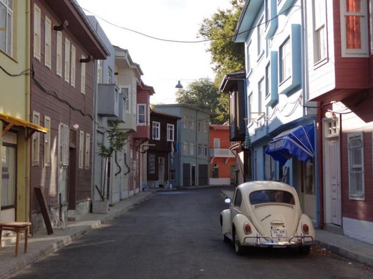 <p><span style="color:#800000"><strong>İLK GÖRÜNTÜLER GELDİ</strong></span></p>
<p><span style="color:#000000">Film için Beykoz Kundura Fabrikası'nda özel olarak hazırlanan setten ilk görüntüler gelmeye başladı. </span></p>