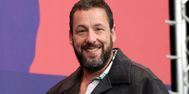 <p><strong><span style="color:#B22222">ADAM SANDLER</span>  |  Oyuncu - Yönetmen</strong></p>

