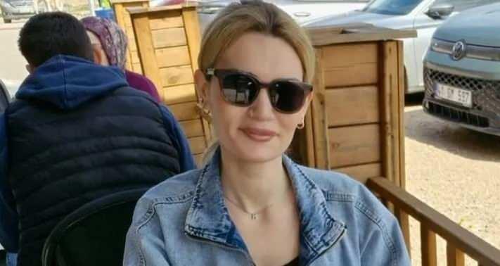 <p><span style="color:#000000">Kocaeli'de yaşayan 33 yaşındaki Gülşah Bodur, gittiği güzellik merkezinde solaryuma girdi. Cihazın arızalanması üzerine normal şartlarda 10 dakika kalması gereken cihazın içerisinde 22 dakika kalan Gülşah Bodur'un vücudunda yanıklar oluştu. </span></p>