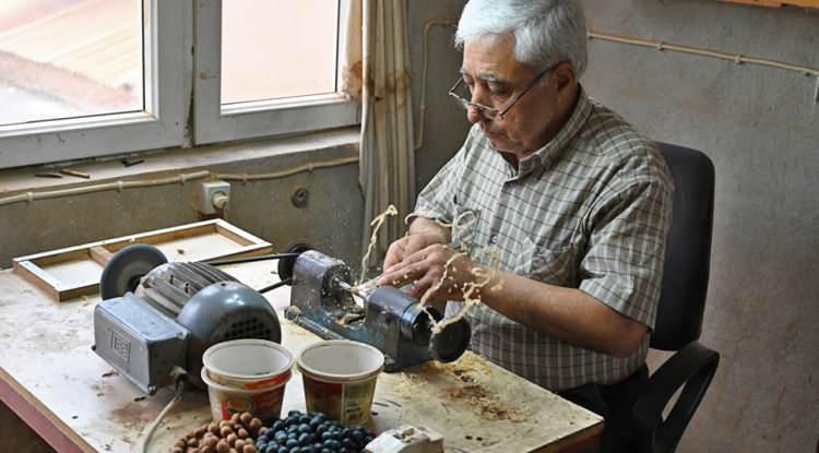 <p>Kokusu, doğallığı ve çekim kolaylığıyla öne çıkan andız tespihleri, yurt genelinden talep görüyor.</p>
