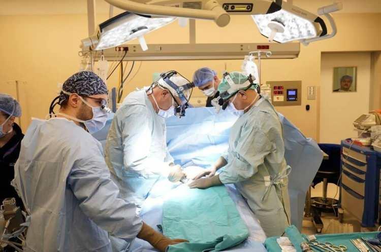 <p>Kakbin anormal pozisyonu akciğeri besleyen ana damara baskı yaptığı için geçtiğimiz yıl sol akciğeri tamamen iflas etti.</p>