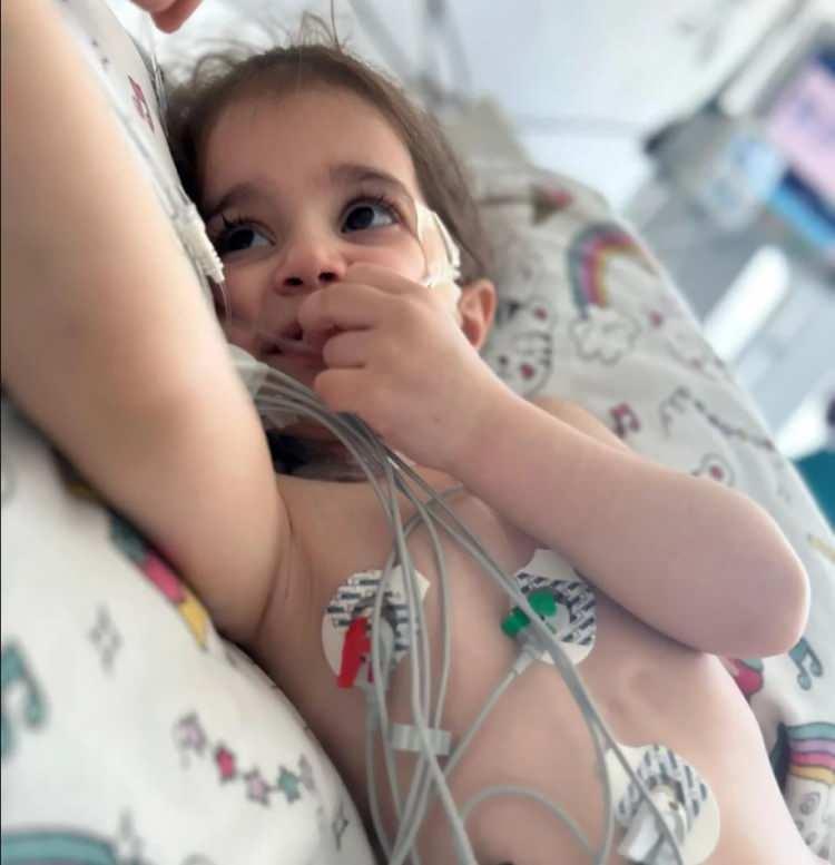 <p>Minik Fatma Nur için oldukça riskli bir ameliyat gerekiyordu. Prof. Dr. Afksendiyos Kalangos ile Opr. Dr. Yılmaz Zorman liderliğindeki bir ekip, Türkiye'de ilk kez yapılan bir operasyonla Fatma Nur'u, sağlığına kavuşturdu. Fatma Nur'un bedeni ameliyat sırasında 20 dereceye kadar soğutuldu, kalbin baskı yaptığı damar, kadavradan alınan 11 santimlik damarla değiştirildi. Damarı yeniden oluşturuldu. Fatma Nur, bu sendromla dünyaya gelen ve ameliyattan sonra hayatta kalabilen dünyadaki ikinci vaka olarak literatüre girecek.</p>